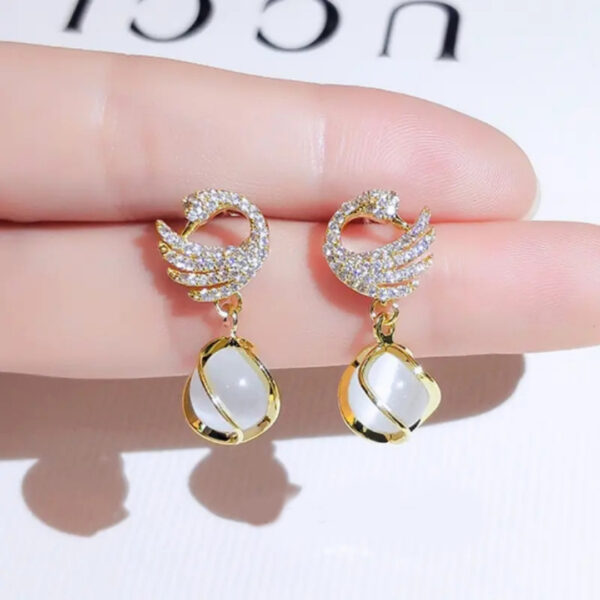 Elegant Swan-Inspired and Pearl Earrings - Image 2
