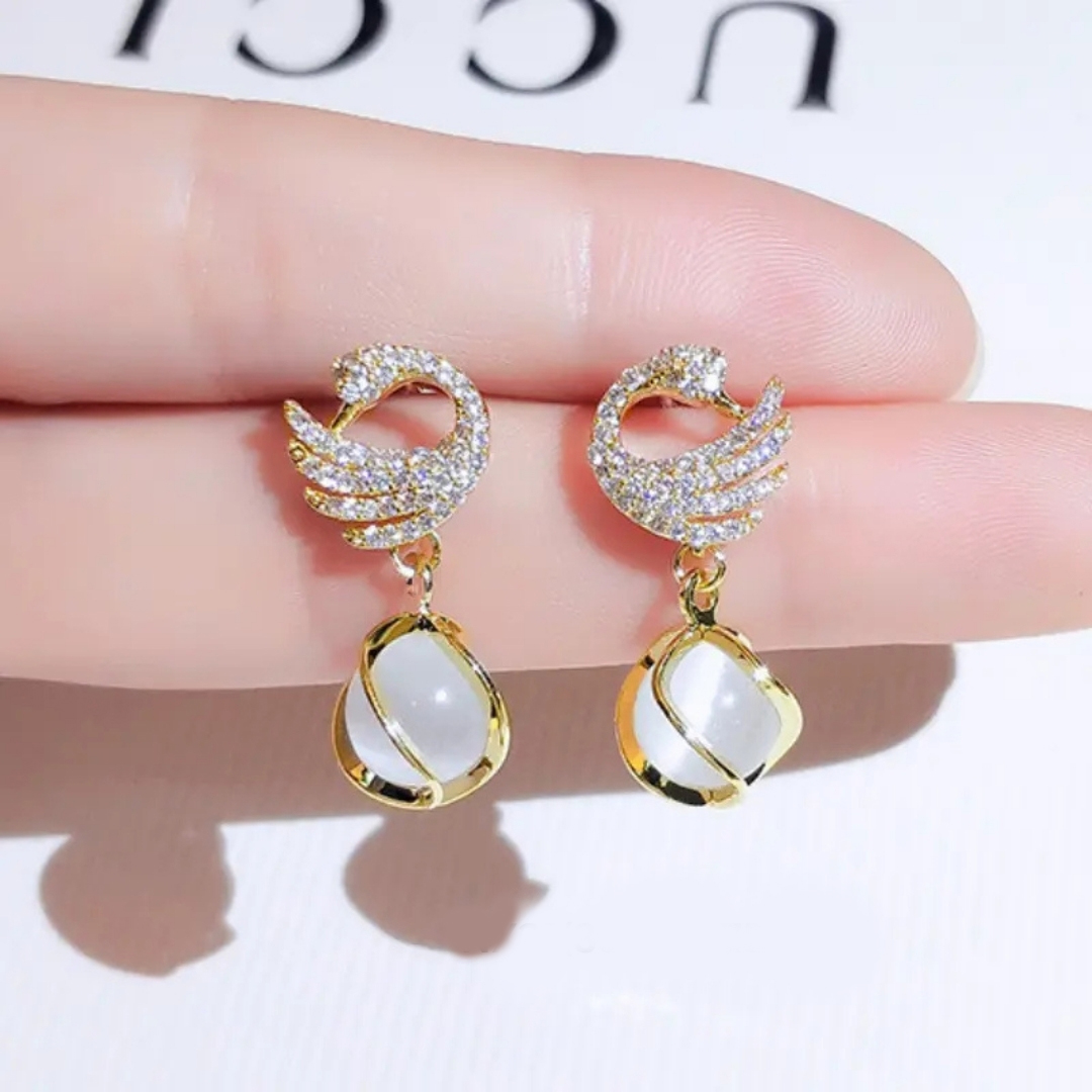 Elegant Swan-Inspired and Pearl Earrings - Image 2