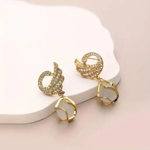 Elegant Swan-Inspired and Pearl Earrings