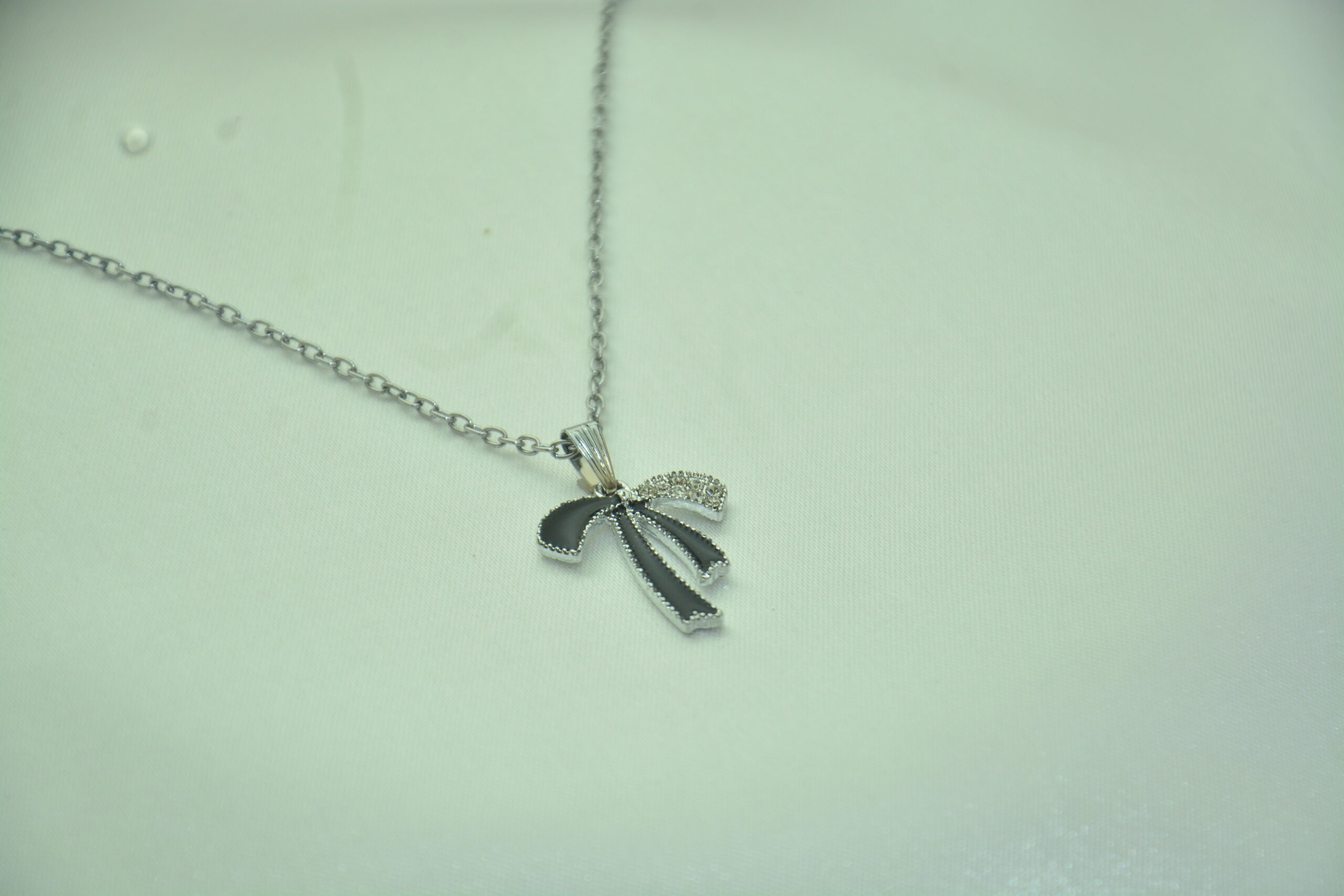 Elegant Bow Pendant Necklace - Image 2